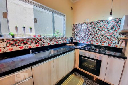 Casa à venda com 220m², 4 quartos e 2 vagas Casa à venda com 220m², 4 quartos e 2 vagasCozinha