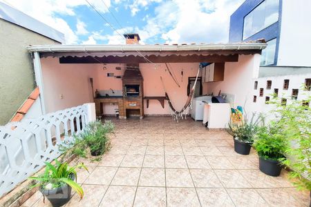 Casa à venda com 220m², 4 quartos e 2 vagas Casa à venda com 220m², 4 quartos e 2 vagasÁrea externa