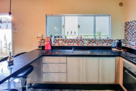 Casa à venda com 220m², 4 quartos e 2 vagas Casa à venda com 220m², 4 quartos e 2 vagasCozinha