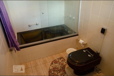 Casa à venda com 432m², 4 quartos e 6 vagasBanheiro da suite 2