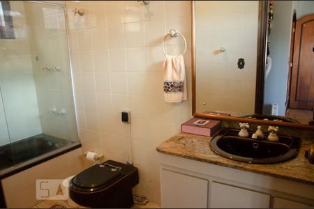 Casa à venda com 432m², 4 quartos e 6 vagasBanheiro da suite 2