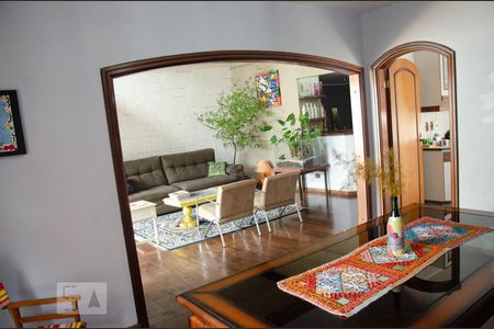 Casa à venda com 432m², 4 quartos e 6 vagasSala