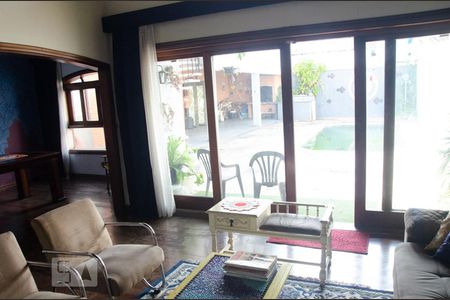 Casa à venda com 432m², 4 quartos e 6 vagasSala