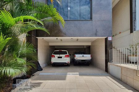 Casa à venda com 220m², 3 quartos e 4 vagas Casa à venda com 220m², 3 quartos e 4 vagasGaragem