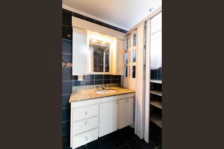 Apartamento à venda com 200m², 4 quartos e 4 vagas Apartamento à venda com 200m², 4 quartos e 4 vagasBanheiro da Suíte 1