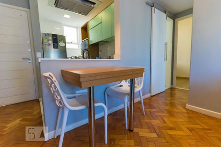 Sala - Mesa retrátil de apartamento para alugar com 2 quartos, 56m² em Botafogo, Rio de Janeiro