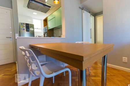 Sala - Mesa retrátil de apartamento para alugar com 2 quartos, 56m² em Botafogo, Rio de Janeiro