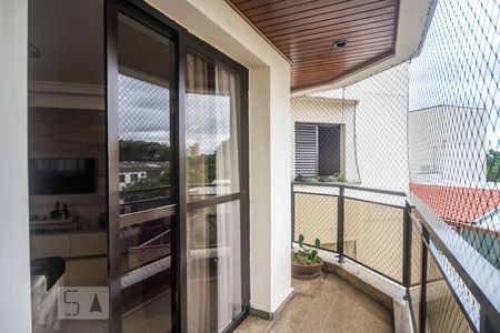 Apartamento à venda com 212m², 4 quartos e 3 vagas Apartamento à venda com 212m², 4 quartos e 3 vagasVaranda