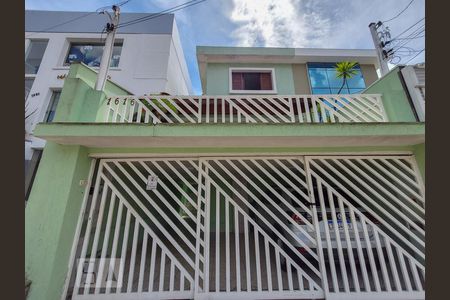 Casa à venda com 200m², 3 quartos e 2 vagas Casa à venda com 200m², 3 quartos e 2 vagasFachada