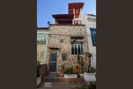 Casa à venda com 80m², 2 quartos e sem vaga Casa à venda com 80m², 2 quartos e sem vagaFachada