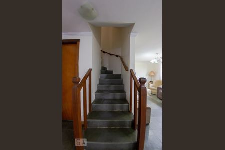 Escada para o 2° andar de casa de condomínio à venda com 5 quartos, 276m² em Jardim Leopoldina, Porto Alegre