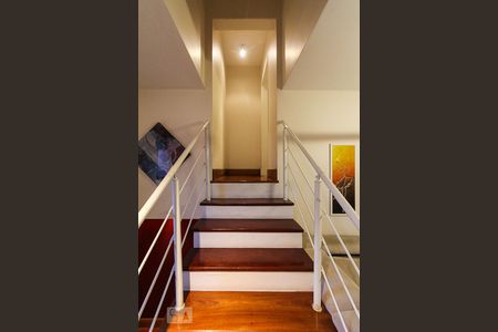 Casa à venda com 250m², 3 quartos e 3 vagas Casa à venda com 250m², 3 quartos e 3 vagasEscada