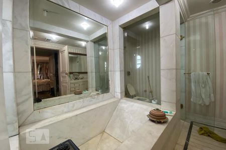 Apartamento para alugar com 470m², 3 quartos e 5 vagasBanheira da Suíte 3