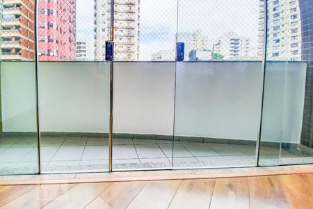 Apartamento à venda com 120m², 4 quartos e 4 vagas Apartamento à venda com 120m², 4 quartos e 4 vagasVaranda