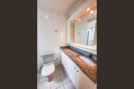 Apartamento à venda com 120m², 4 quartos e 4 vagas Apartamento à venda com 120m², 4 quartos e 4 vagasBanheiro da Suíte 2