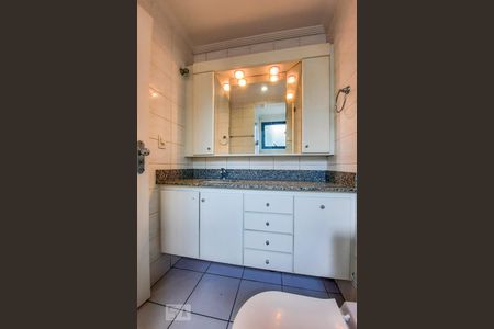 Apartamento à venda com 120m², 4 quartos e 4 vagas Apartamento à venda com 120m², 4 quartos e 4 vagasBanheiro da Suíte 1