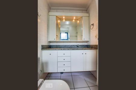 Apartamento à venda com 120m², 4 quartos e 4 vagas Apartamento à venda com 120m², 4 quartos e 4 vagasBanheiro da Suíte 2