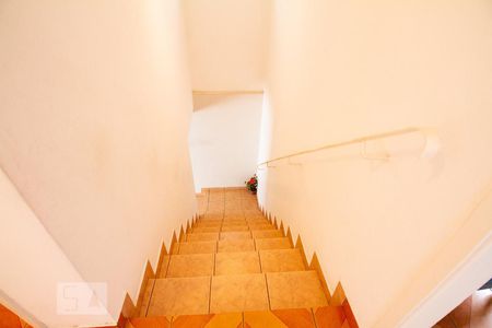 Casa à venda com 107m², 2 quartos e 2 vagasEscada