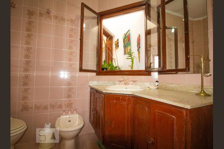 Casa à venda com 256m², 3 quartos e 3 vagas Casa à venda com 256m², 3 quartos e 3 vagasBanheiro suíte 2