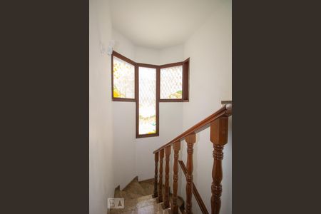 Casa à venda com 256m², 3 quartos e 3 vagas Casa à venda com 256m², 3 quartos e 3 vagasEscada