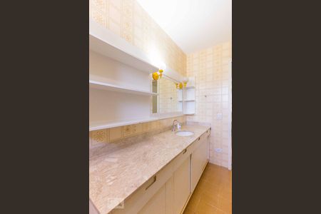 Casa à venda com 600m², 7 quartos e 6 vagasBanheiro da Suíte 2 - Armários