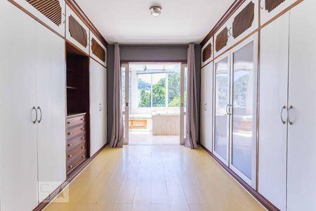 Casa à venda com 600m², 7 quartos e 6 vagasSuíte 1 - Armários