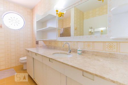 Casa à venda com 600m², 7 quartos e 6 vagasBanheiro da Suíte 2 - Armários