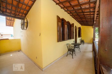 Casa à venda com 320m², 4 quartos e 4 vagas Casa à venda com 320m², 4 quartos e 4 vagasVaranda