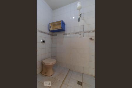 Casa à venda com 210m², 6 quartos e 4 vagas Casa à venda com 210m², 6 quartos e 4 vagasBanheiro de Serviço