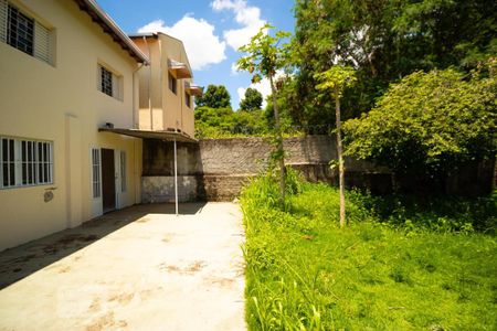 Casa à venda com 210m², 6 quartos e 4 vagas Casa à venda com 210m², 6 quartos e 4 vagasQuintal