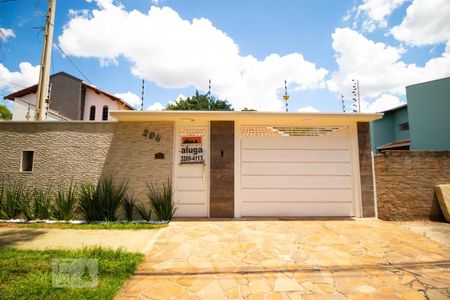 Casa à venda com 210m², 6 quartos e 4 vagas Casa à venda com 210m², 6 quartos e 4 vagasFachada