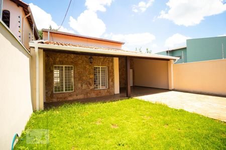 Casa à venda com 210m², 6 quartos e 4 vagas Casa à venda com 210m², 6 quartos e 4 vagasQuintal