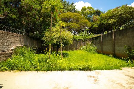 Casa à venda com 210m², 6 quartos e 4 vagas Casa à venda com 210m², 6 quartos e 4 vagasQuintal