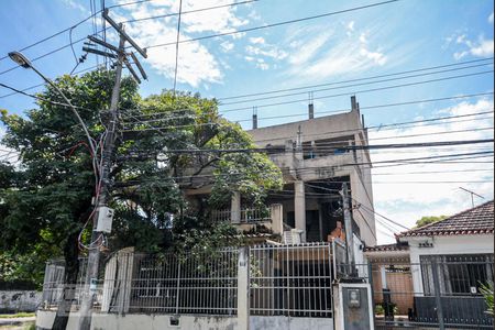 Casa à venda com 600m², 4 quartos e 2 vagas Casa à venda com 600m², 4 quartos e 2 vagasFachada