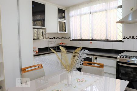 Casa à venda com 212m², 4 quartos e 4 vagasCozinha