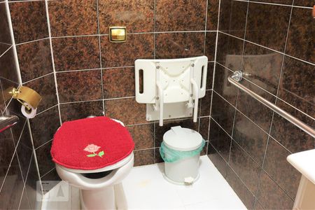 Casa à venda com 212m², 4 quartos e 4 vagasLavabo