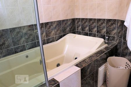 Casa à venda com 212m², 4 quartos e 4 vagasBanheiro 1