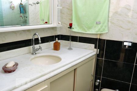 Casa à venda com 212m², 4 quartos e 4 vagasBanheiro 4