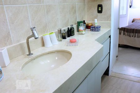 Casa à venda com 212m², 4 quartos e 4 vagasBanheiro 1