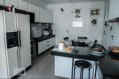 Apartamento para alugar com 290m², 3 quartos e 4 vagas Apartamento para alugar com 290m², 3 quartos e 4 vagasCozinha