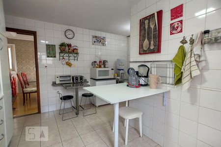 Casa de condomínio para alugar com 339m², 4 quartos e 3 vagasCozinha