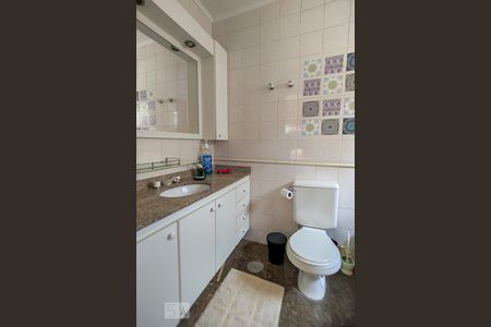 Casa de condomínio para alugar com 339m², 4 quartos e 3 vagasBanheiro da Suíte 2