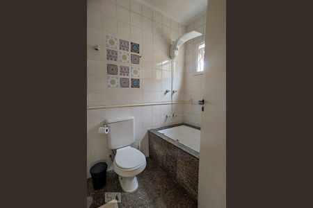 Casa de condomínio para alugar com 339m², 4 quartos e 3 vagasBanheiro da Suíte 2