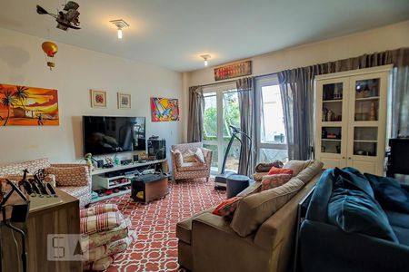 Casa de condomínio para alugar com 339m², 4 quartos e 3 vagasSala de TV