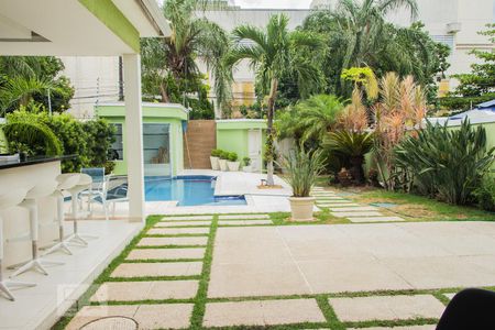 Casa de condomínio para alugar com 400m², 4 quartos e 4 vagas Casa de condomínio para alugar com 400m², 4 quartos e 4 vagasEntrada