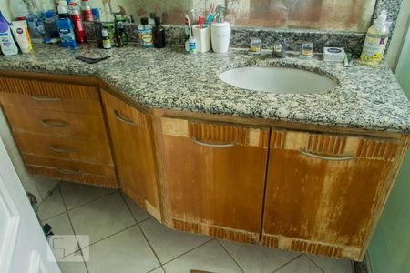 Casa de condomínio para alugar com 400m², 4 quartos e 4 vagas Casa de condomínio para alugar com 400m², 4 quartos e 4 vagasBanheiro da Suíte 1