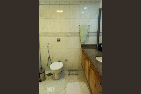 Casa de condomínio para alugar com 400m², 4 quartos e 4 vagas Casa de condomínio para alugar com 400m², 4 quartos e 4 vagasBanheiro da Suíte 2