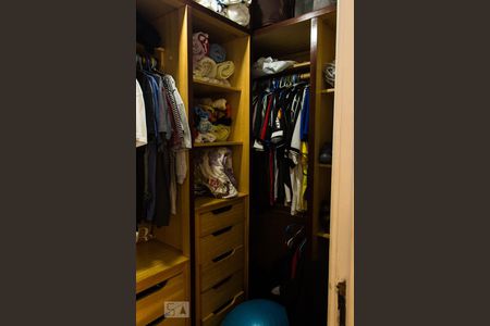 Casa de condomínio para alugar com 400m², 4 quartos e 4 vagas Casa de condomínio para alugar com 400m², 4 quartos e 4 vagasCloset da Suíte 2