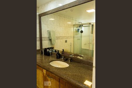 Casa de condomínio para alugar com 400m², 4 quartos e 4 vagas Casa de condomínio para alugar com 400m², 4 quartos e 4 vagasBanheiro da Suíte 2