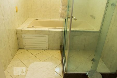 Casa de condomínio para alugar com 400m², 4 quartos e 4 vagas Casa de condomínio para alugar com 400m², 4 quartos e 4 vagasBanheiro da Suíte 2